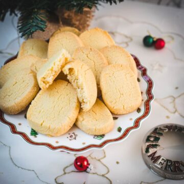 Delicious Heidesand (brown butter shortbread) cookies, placed on gorgeous cookie plate.