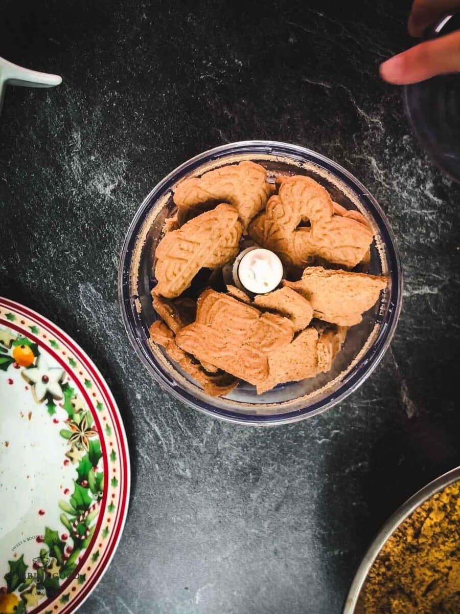 Crush the speculoos cookies using an electric chopper or a rolling pin and a ziplock bag.