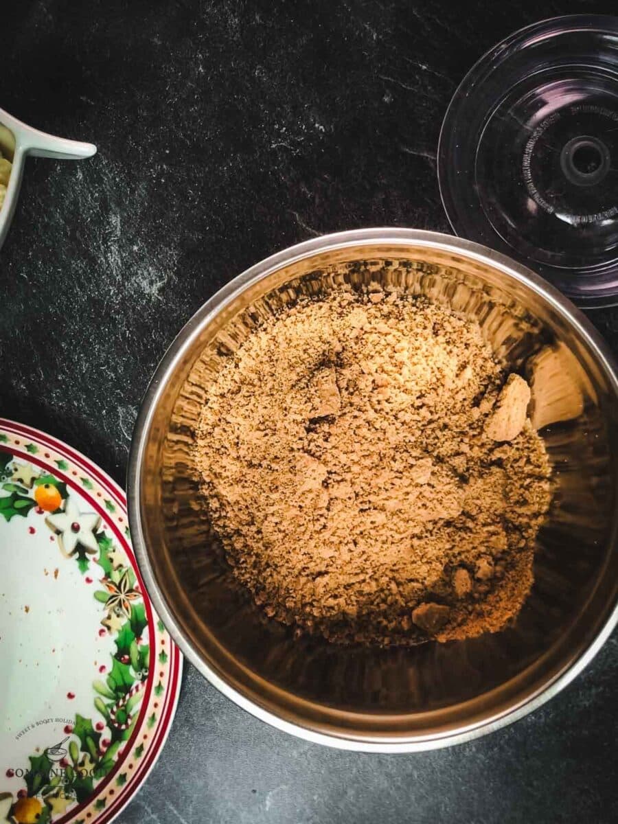 Speculoos cookie crumbs.