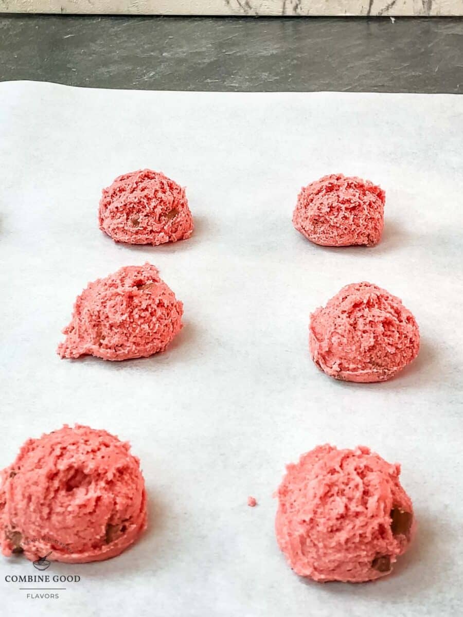 Scoop the cookies on a baking pan covered with parchment paper.