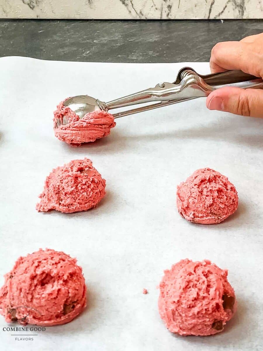 Scoop the cookies on a baking pan covered with parchment paper.