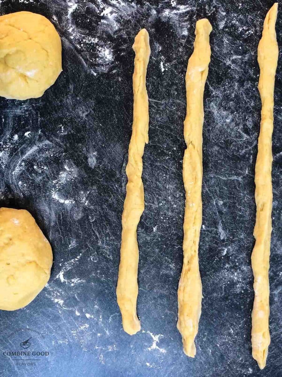 Roll each piece into 30 cm (11.8 inch) strands.