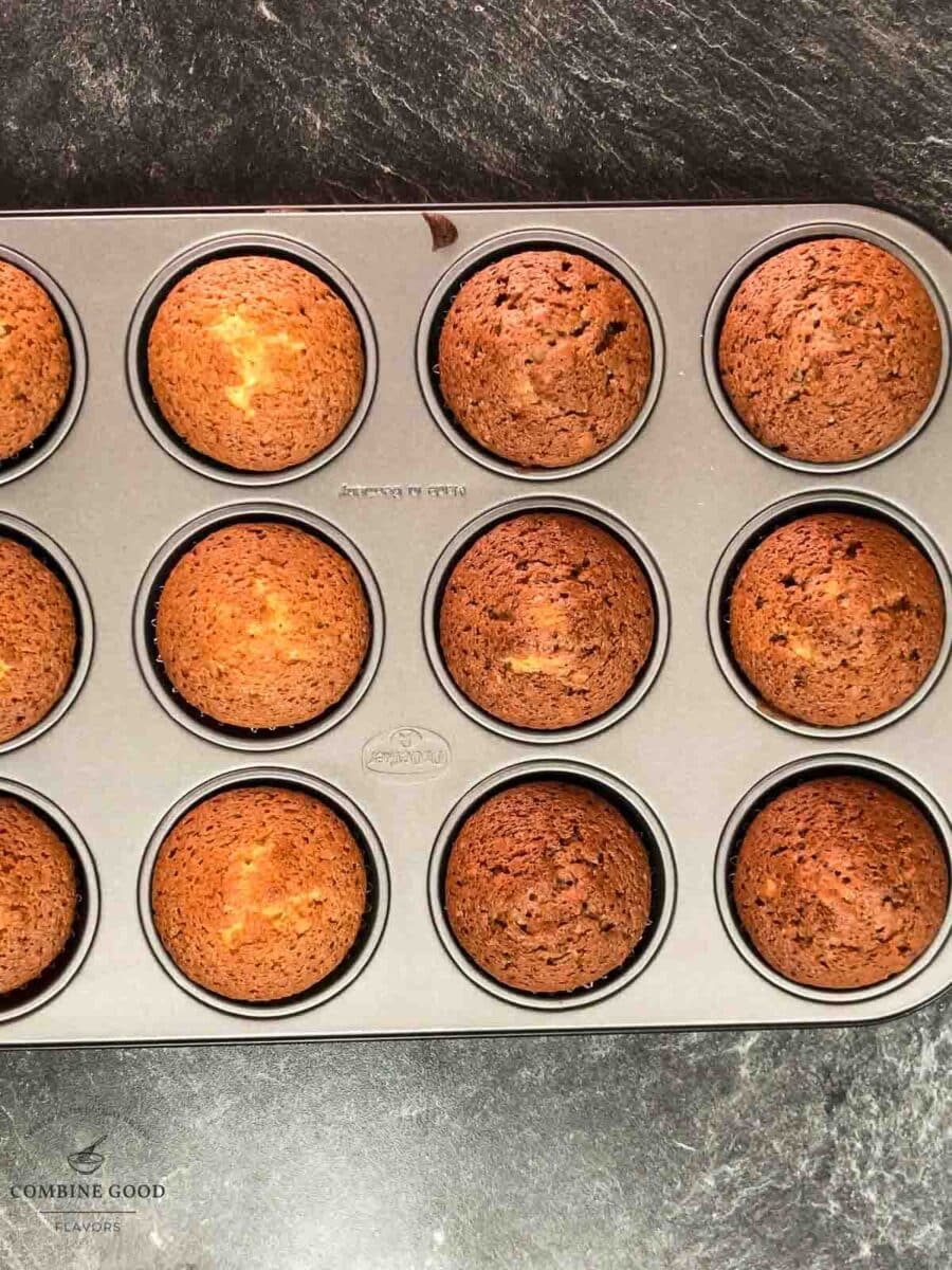 Finished baked rum muffins. On the left the white ones without Dutch cocoa.