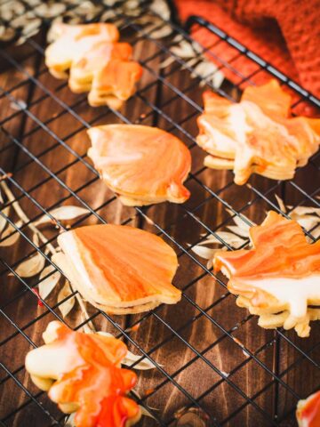 Gorgeous marbled sandwich cookies in leaf shape.