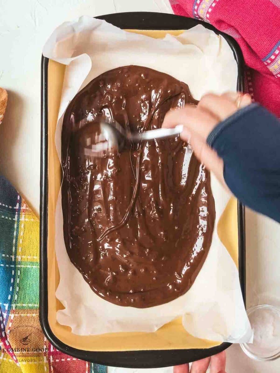 Spread the melted chocolate in the pan lined with parchment paper.
