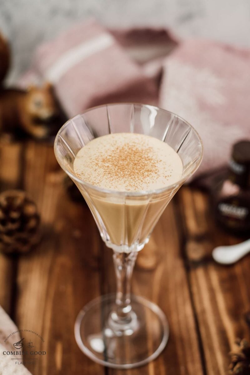 Three-ingredient Brandy Alexander with Cognac, chocolate liqueur, and cream.